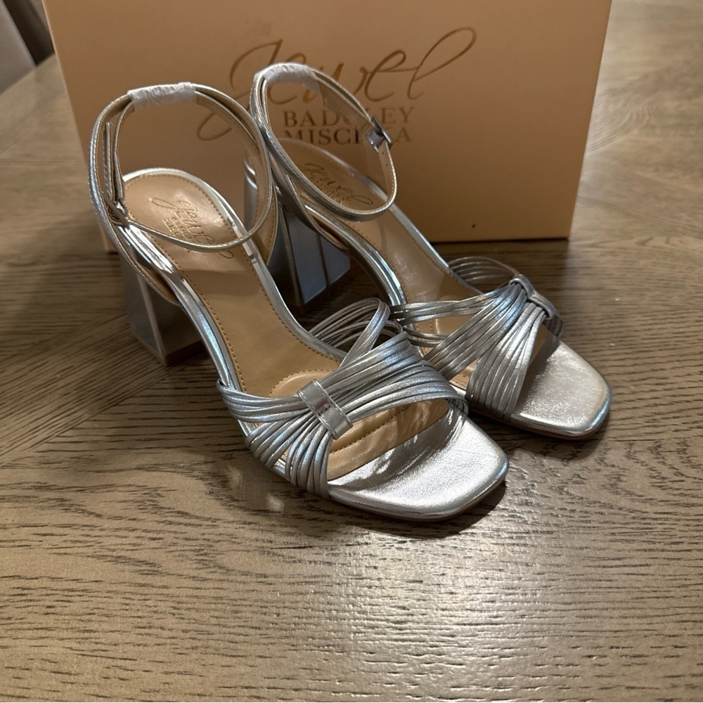 Jewel Badgley Mischka Michelle Women’s Size 5.5 Block Heel Metallic Silver NEW